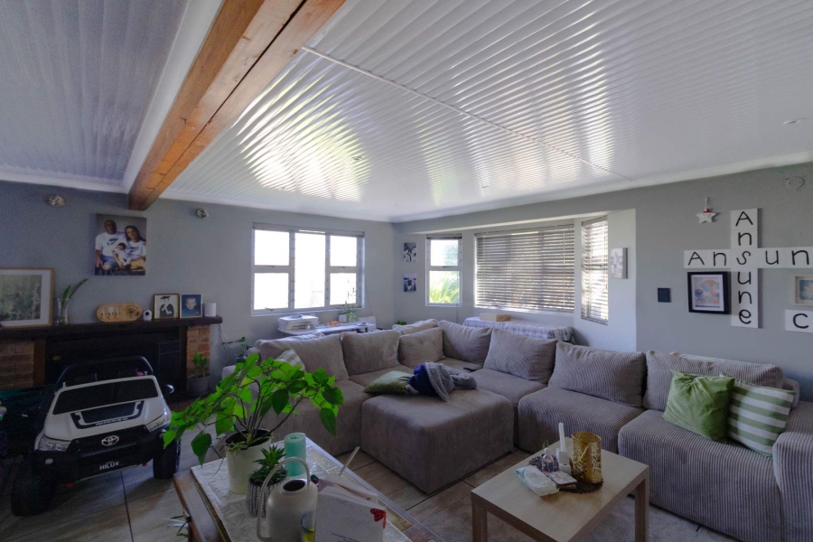 6 Bedroom Property for Sale in Sandbaai Western Cape